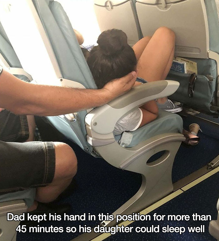 girls sleeping position meme - Us Dad kept his hand in this position for more than 45 minutes so his daughter could sleep well