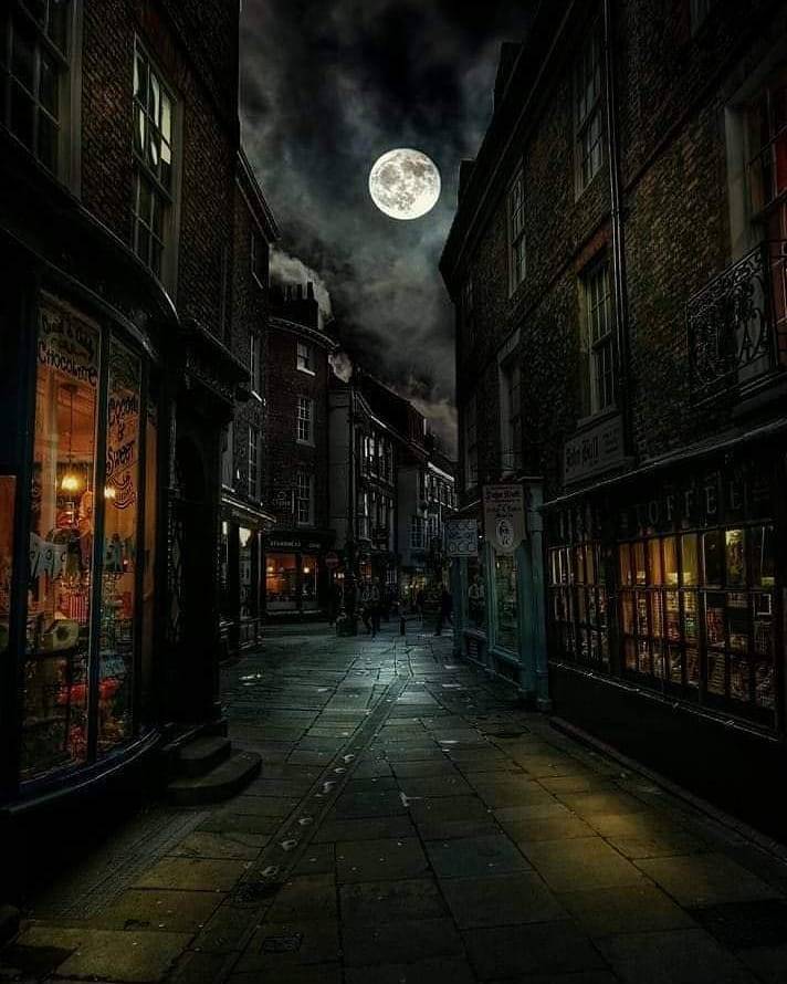 full moon on the street - Li