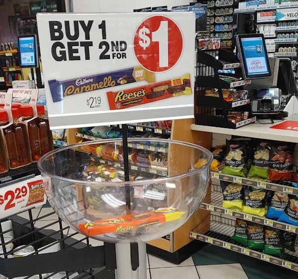 convenience store - St Bici Ter Is Velo 9999 Buy 1 Get 2ND $1 Lule www Liit De Lottery Size Size Bi.. es le framello $219 Reeses Orari Du Creamy Dl Bayback Bano Ser Cam $229 Han Reeses En Or Aluinc Poster Salapeno Poppe