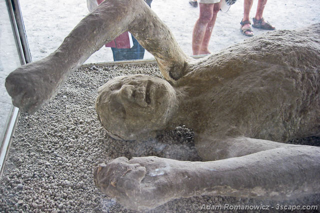 plaster cast pompeii bodies - Adam Romanowicz 3scape.com