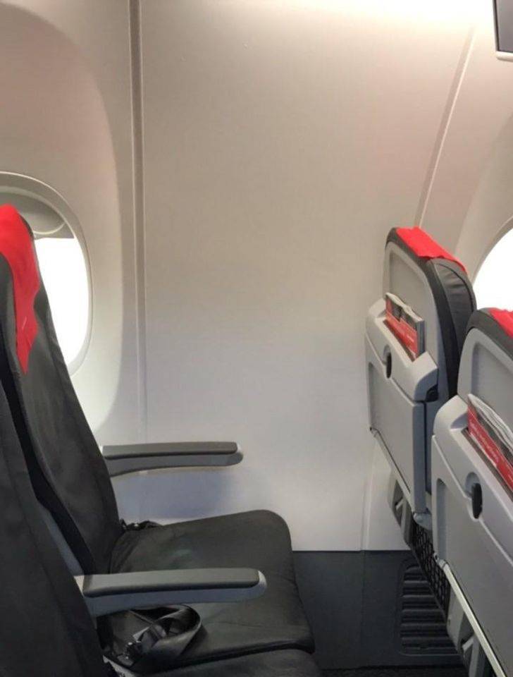 airplane seat with no window