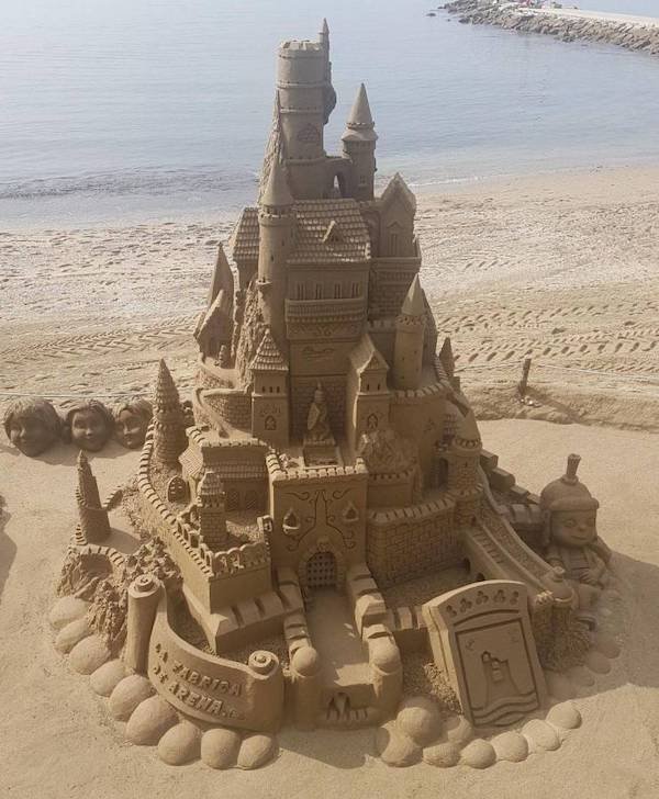cool pictures - epic sand castle on the beach