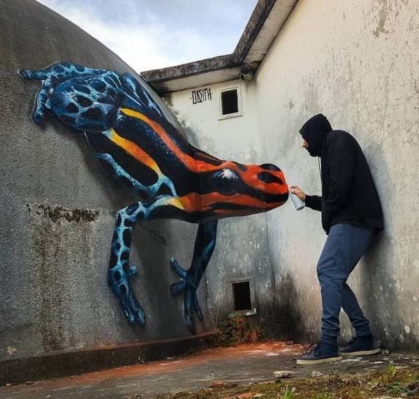 cool pictures - guy spray painting hyperrealistic poisonous frog