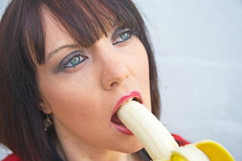 woman eating banan