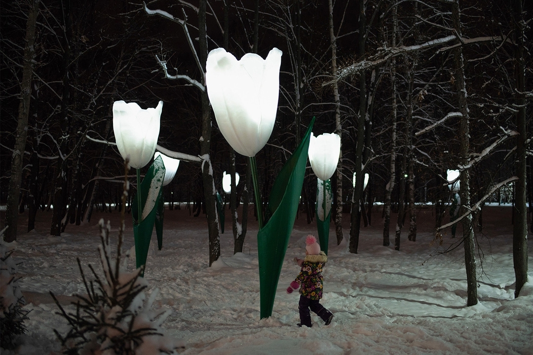 Street lights disguised as tulips in Moscow