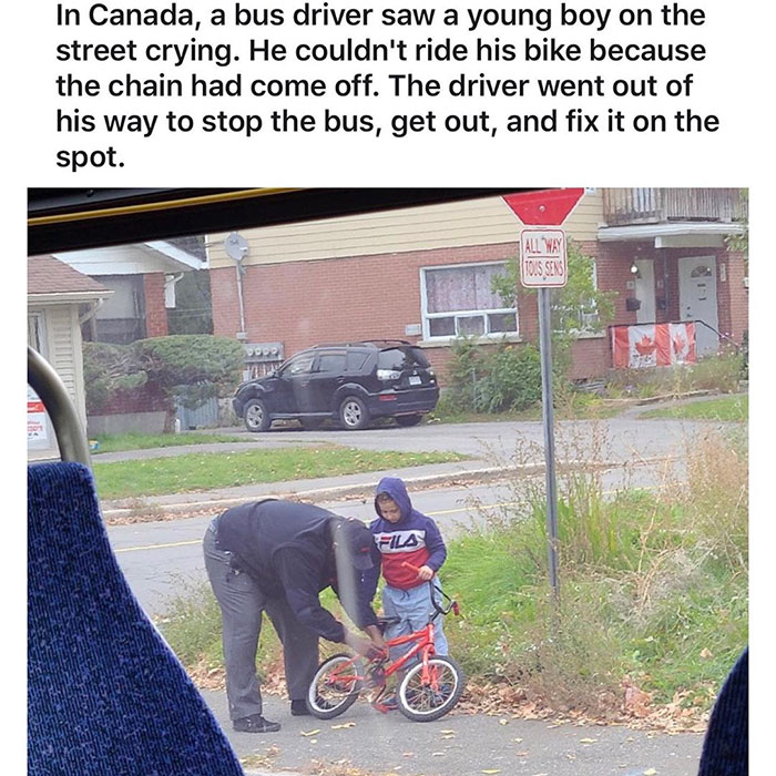 vehicle - In Canada, a bus driver saw a young boy on the street crying. He couldn't ride his bike because the chain had come off. The driver went out of his way to stop the bus, get out, and fix it on the spot. All Way 100S Sens es Fila oc