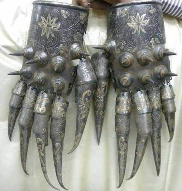 battle gloves from medieval persia - 092