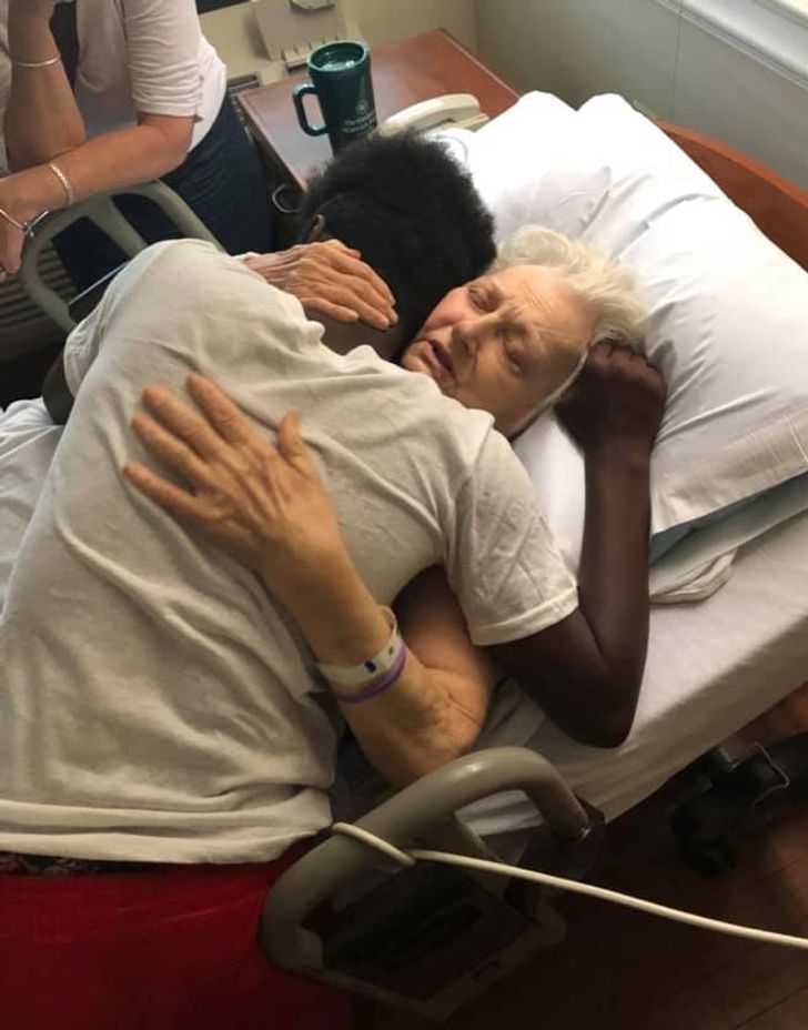 feel good pics - teen visiting old neighbors in hospital