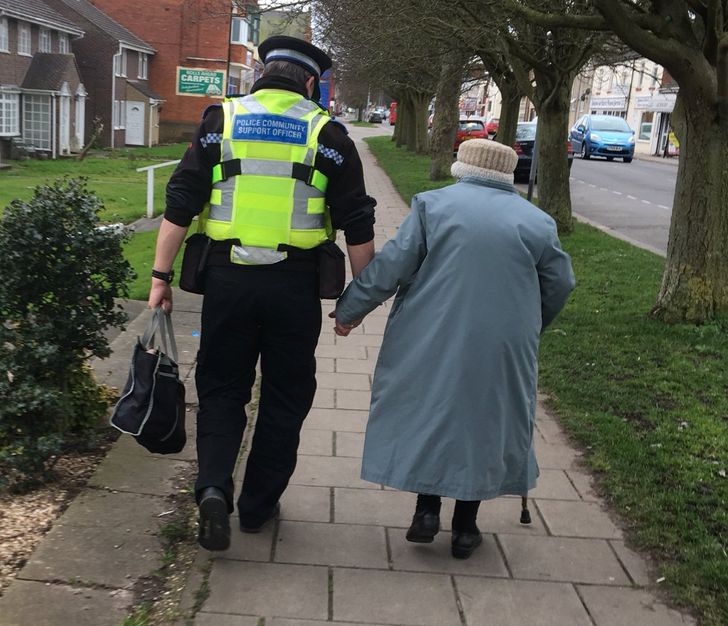 feel good pics - police officer helping old woman