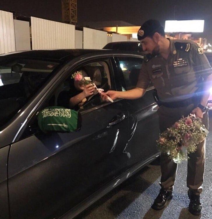 feel good pics - cops giving women driver flowers