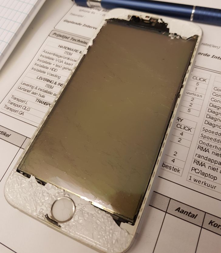 “A client arrived with his iPhone. The glass broke and he thought that, if he took it off, the cracks would become invisible.”