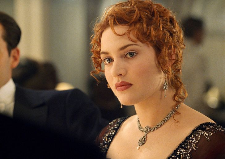 To get her iconic role in Titanic, Kate Winslet (then a little-known actress) had to try very hard. With the help of her agent, she got James Cameron’s phone number and kept calling him, insisting that she was ideal for the part of Rose DeWitt Bukater. Kate even sent the famous film director a bouquet of roses with a note saying: “From your Rose.” Despite the fact that the actress went a bit too far, these gimmicks helped her achieve her goal!