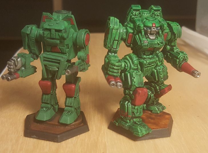 An OmniMech made back in the ’90s on the left and the one made nowadays on the right