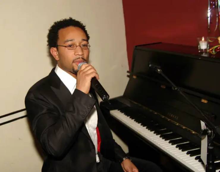 What John Legend looked like in the beginning of his career in 2004: