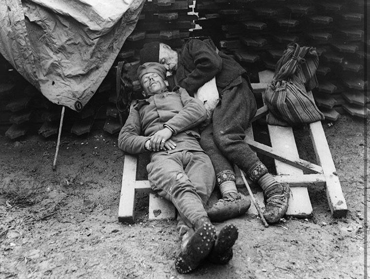 interesting photos from history - serbian soldier sleeps with his father