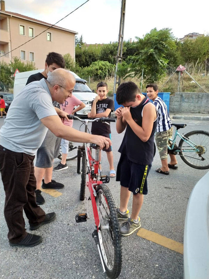 kid had an old bike with no brakes and dented someone's car a few days later the car owner surprised the kid with a new bike