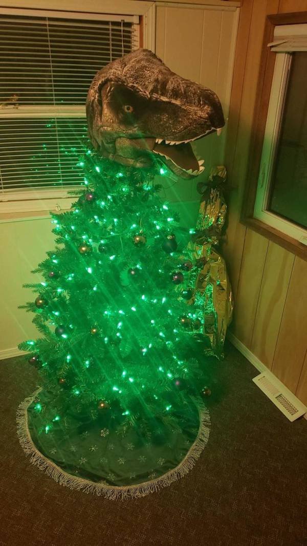 funny pictures - christmas tree made from dinosaur