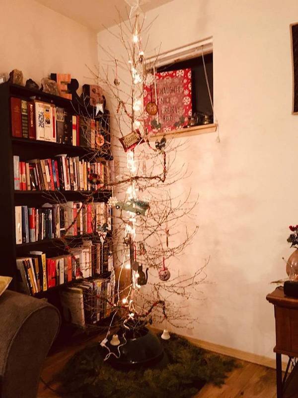 funny depressions memes and jokes - living room with empty christmas tree