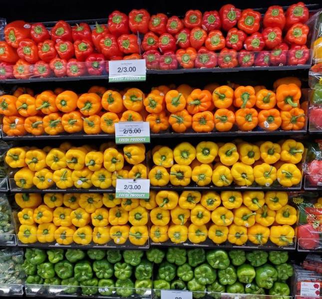 inspiring photos - bell peppers organized by color in grocery store