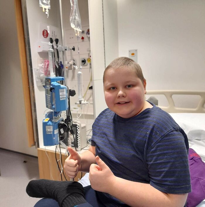 wholesome pics - kid beating cancer in the hospital giving thumbs up