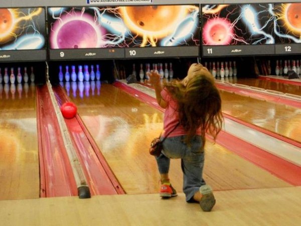 funny memes - woman agonizing over bowling a gutter ball