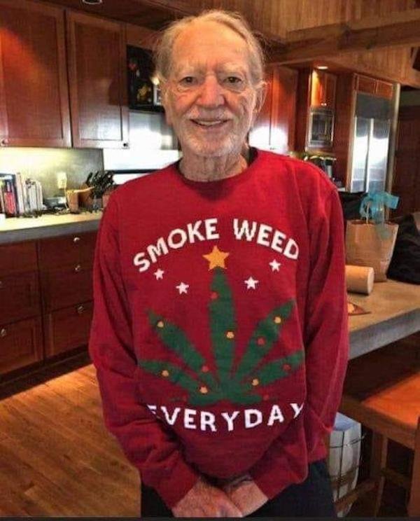 funny pictures and memes -- willie nelson snoop dogg christmas sweater smoke weed every day
