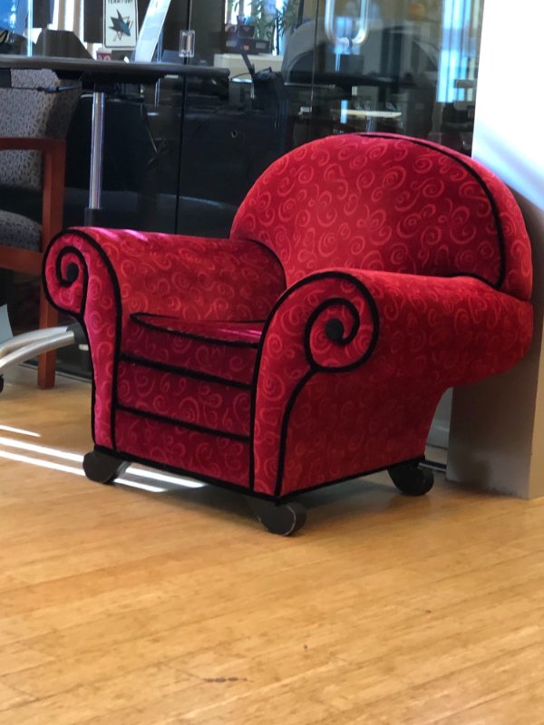 cool pics - red lounge chair that looks like blue's clues tv show chair