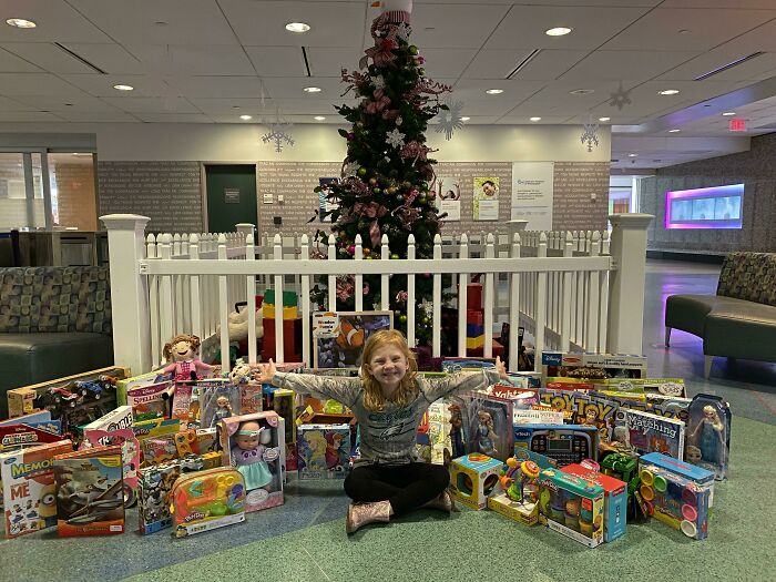 My Daughter Was Hospitalized Over Christmas Three Years Ago. Since Then, Every Year She Collects Toy Donations For Kids Who Won’t Be Home For Christmas