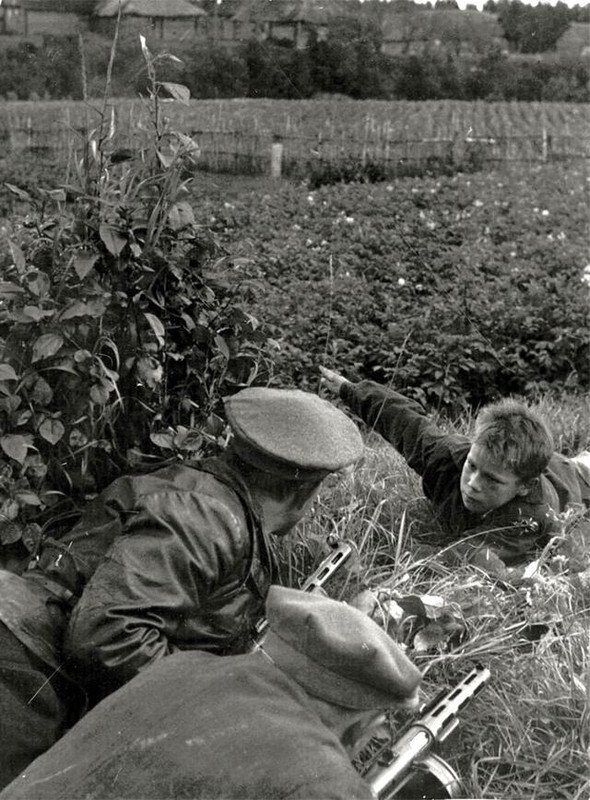 A contact Soviet boy reports on the German position in 1943