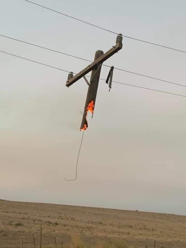 funny pics and memes - burnt telephone pole floating in the air