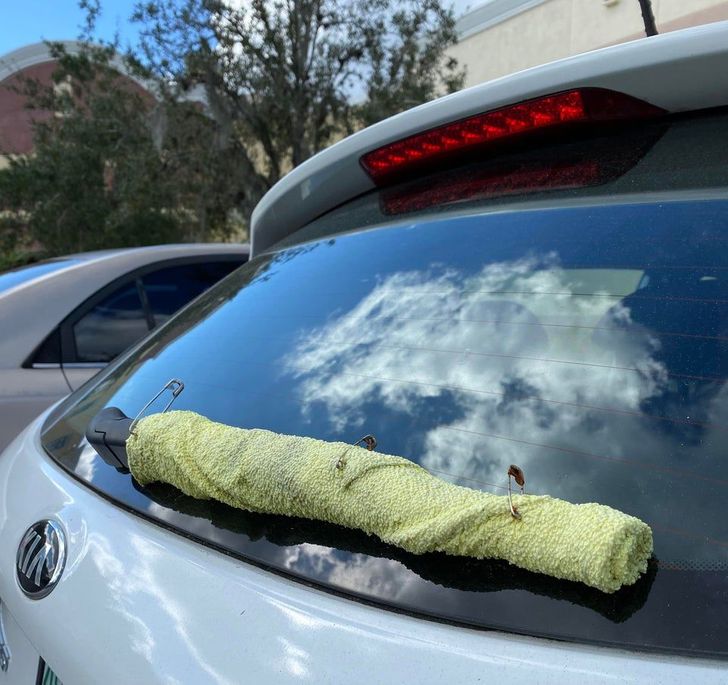 cool pics - broken car windshield wiper replaced with towel