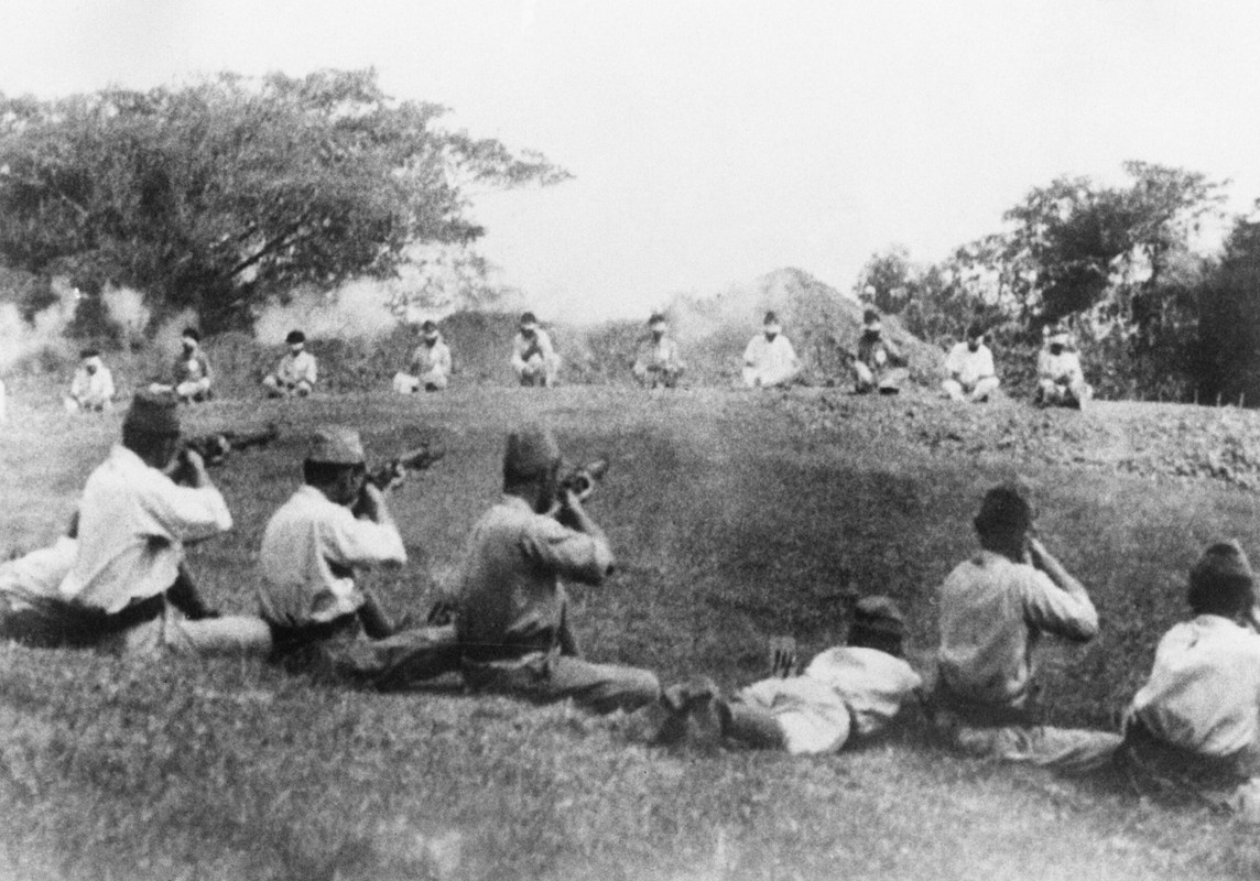 Japanese soldiers using members of the British Indian Army from the Sikh Regiment as target practice. Photographed in 1942. Discovered by the Allies in 1945.