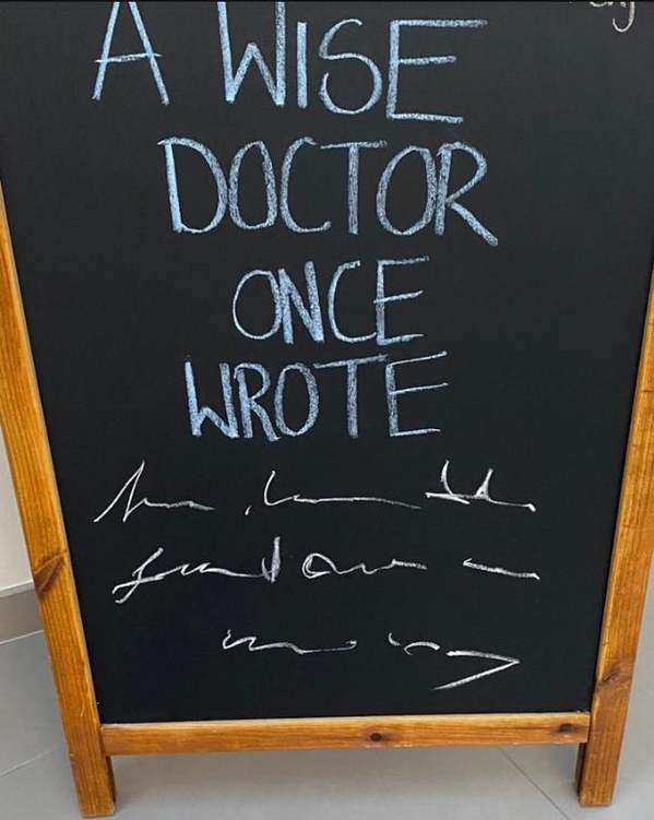 funny signs - A Wise Doctor Once Wrote huhe te fundone