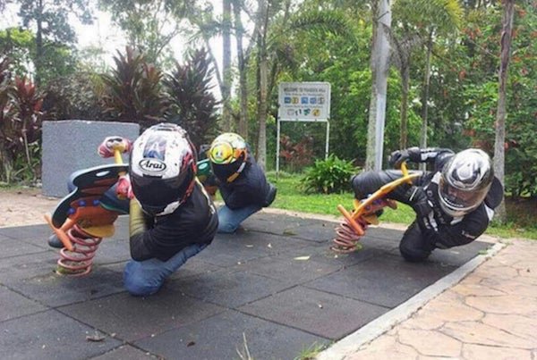 funny motorcycle knee down - Cros