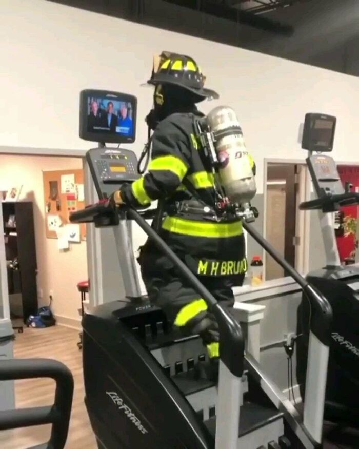 amazing people - firefighter on stairmaster - Mh Bruid Life Fitness