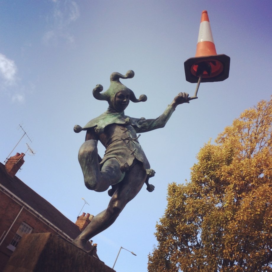 henley street, jester statue