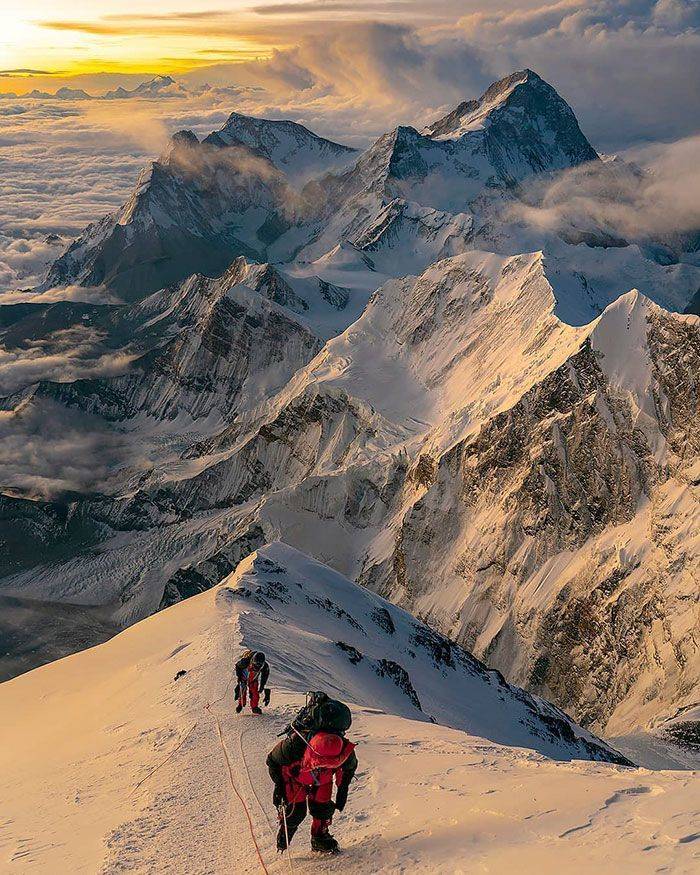 sunrise from 8700m on mount everest