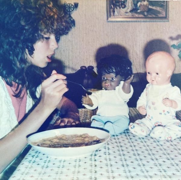 Heidi Klum feeding her dolls in the late ’70s.