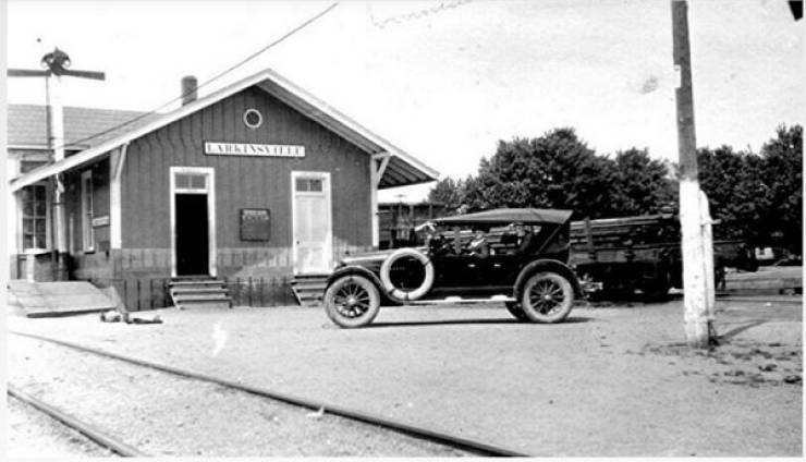 Because not everyone had a car, gas stations weren’t particularly popular just yet. Before gas stations started to crop up all over the place, people would buy gas from cans at the blacksmith shop or pharmacy.