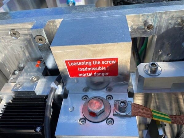 lathe - Loosening the screw inadmissible ! mortal danger