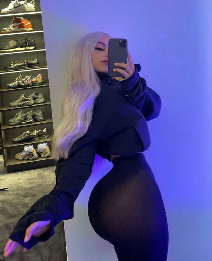 fake-instagram-gina savage booty