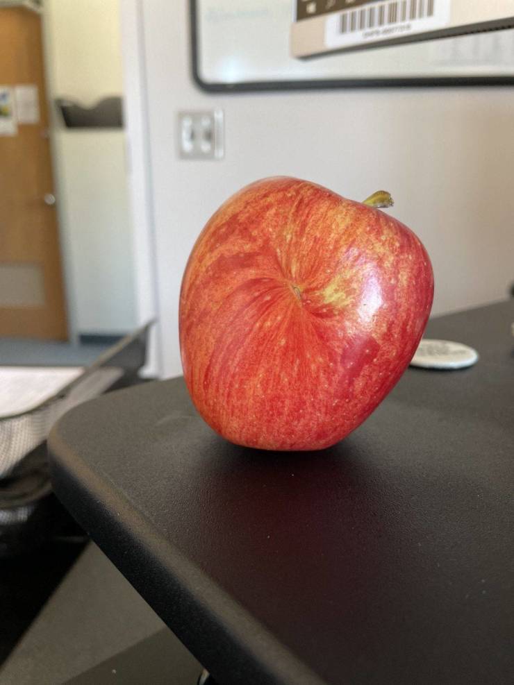 cool pics - apple with optical illusion