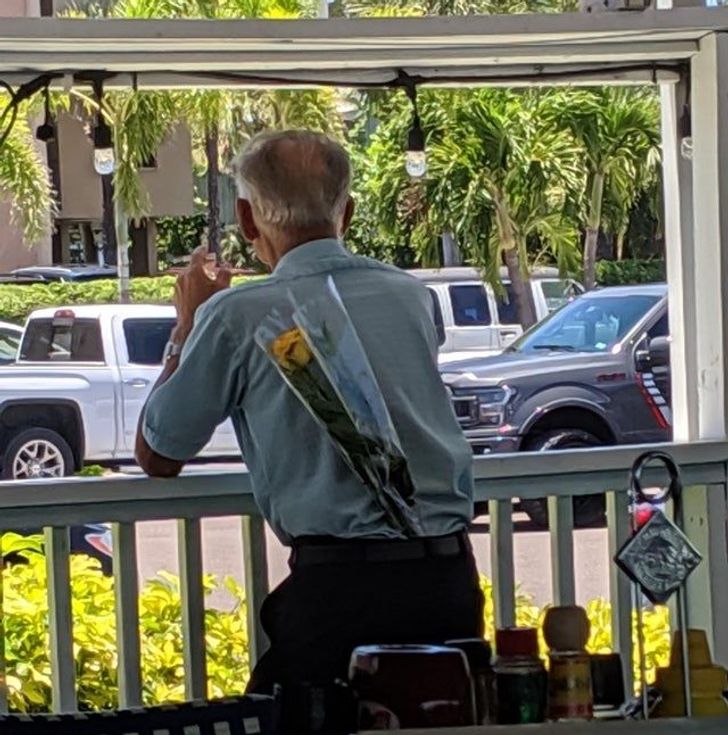 funny relationship pics - old man hiding flowers behind his back