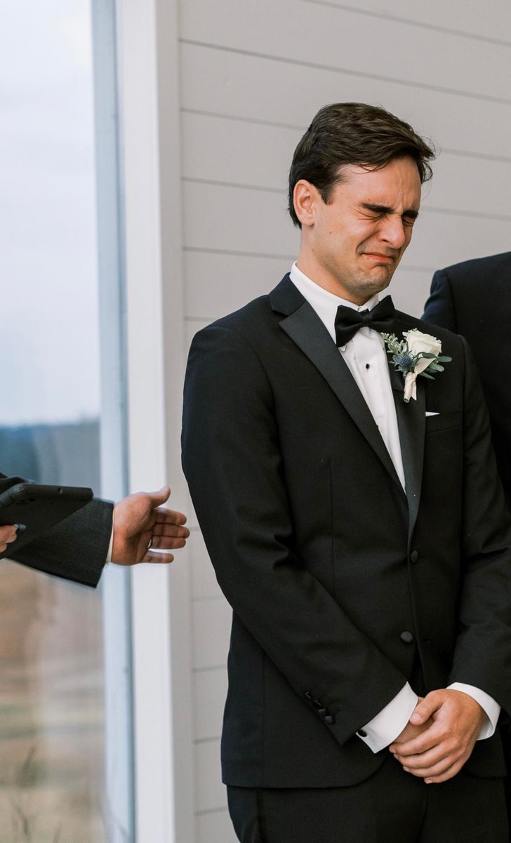 funny relationship pics - groom crying at wedding