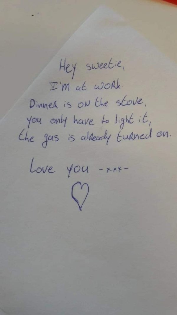 handwriting - Hey sweetie, I'm at work Dinned is on the stove, you only have to light it, the gas is alkeady turned on. Love you