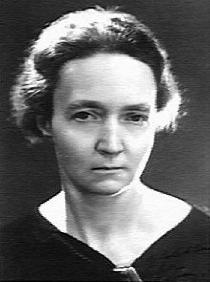 Til Irène Curie And Her Husband Received A Nobel Prize For Their Discovery Of Artificial Radioactivity, 30 Years After Irène's Parents Received Their Nobel Prize. She Died Due To Overexposure To Radiation, Also Just Like Her Parents. Her Children Are Still Alive And Are Also Prominent Scientists