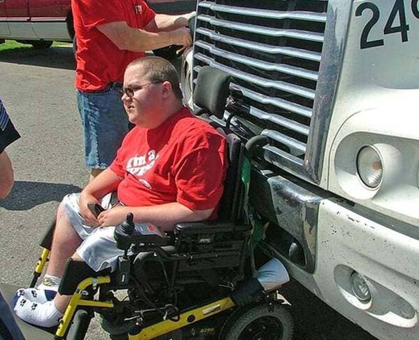 GRAND RAPIDS, Mich.–Ben Carpenter got the ride of a lifetime when his electric wheelchair became lodged in the grille of a semi-trailer and was accidentally pushed down a highway for several kilometers at about 80 km/h and survived uninjured.