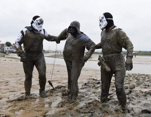 funny pics - darth vader storm troopers cosplay in mud