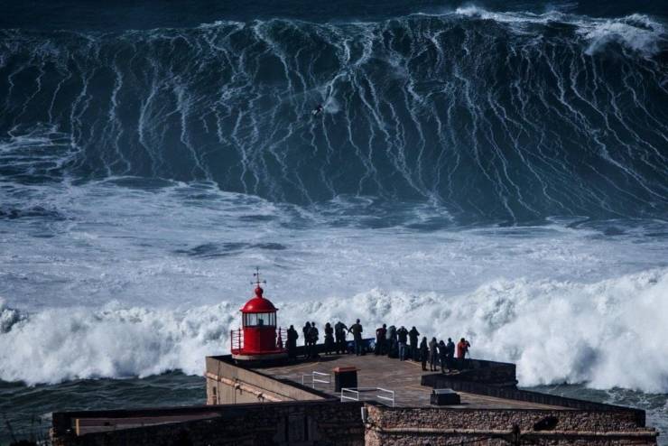 nazare surfing