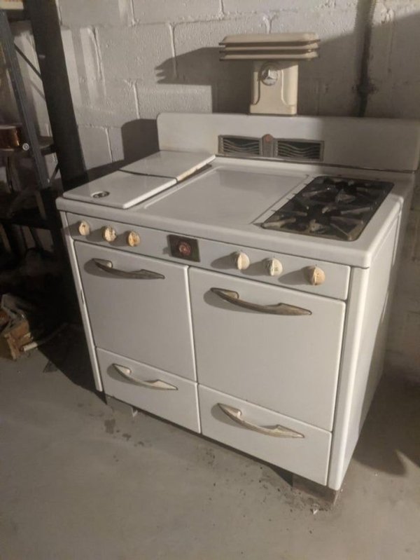 Magic Chef stove found in a house I just bought, can anyone tell me the year? Still works great!